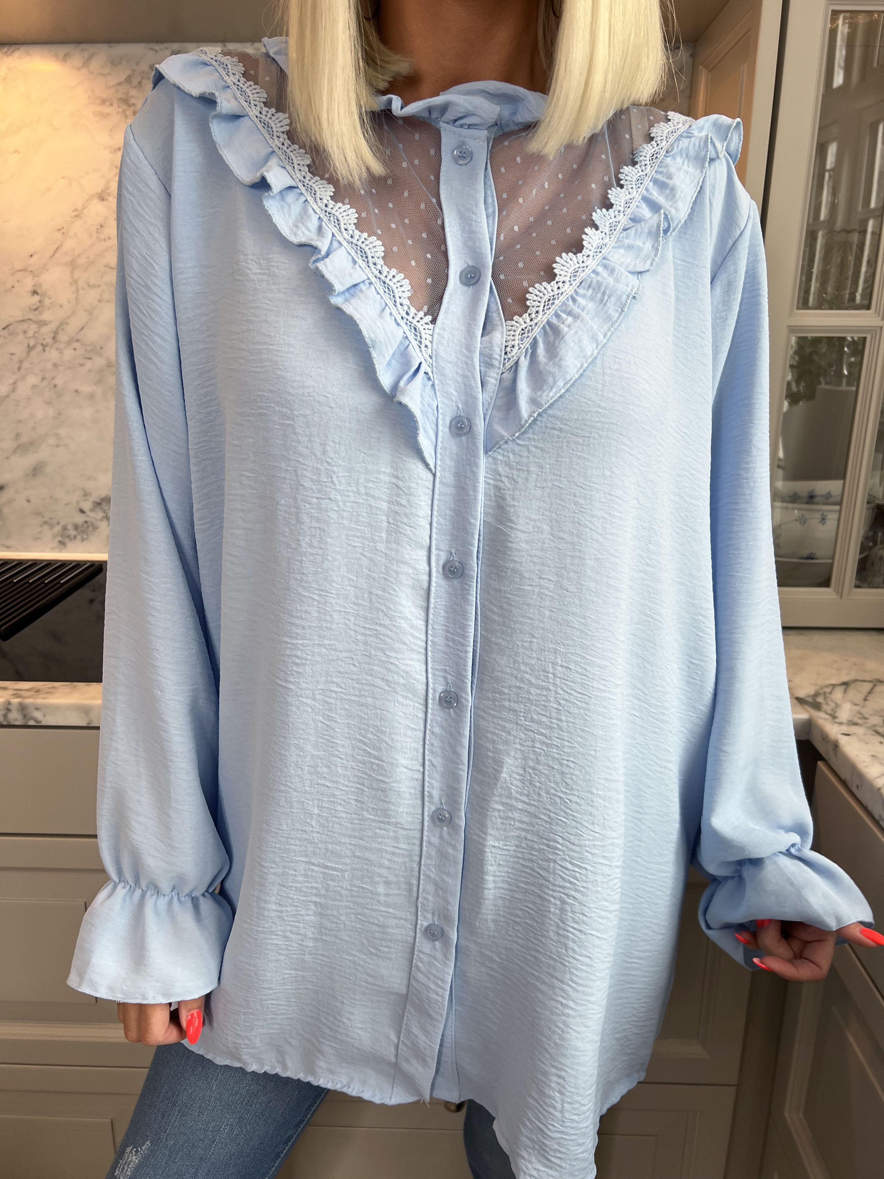 Ilsa - Sød skjorte med blonde og flæsedetaljer